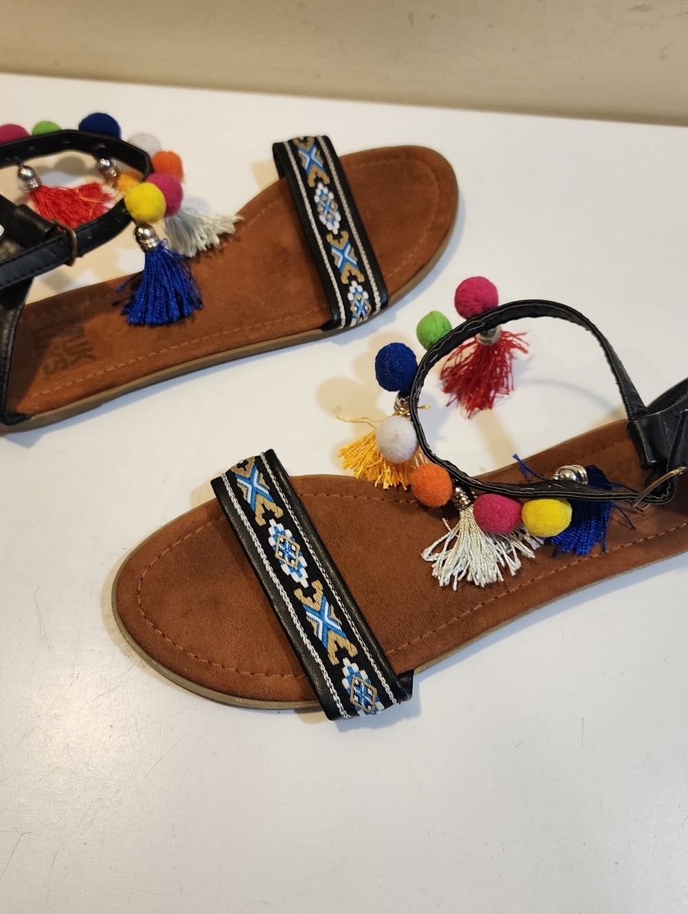 Muk Luks Boho Pom-Pom Tassel Flat Sandals - Black Strap, Brown Footbed Sz 39